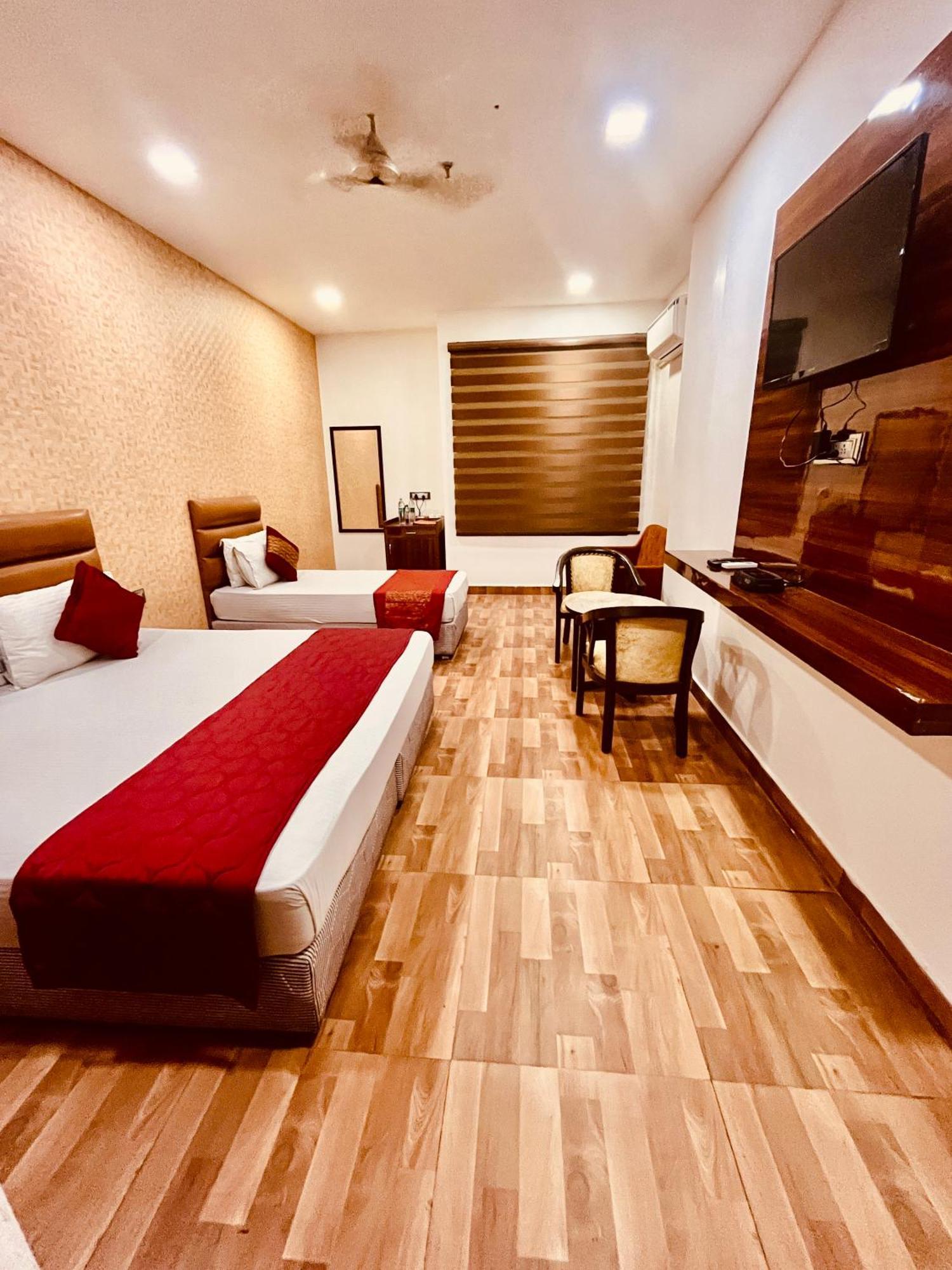 Amora Dwarka 3*